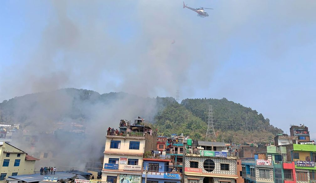 काठमाडौंबाट गएको हेलिकोप्टरले दमौलीमा आगो निभाउँदै